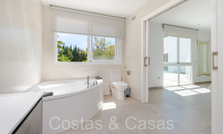 Lista para entrar a vivir, moderna villa de lujo en venta rodeada de campos de golf en Nueva Andalucía, Marbella 65525 
