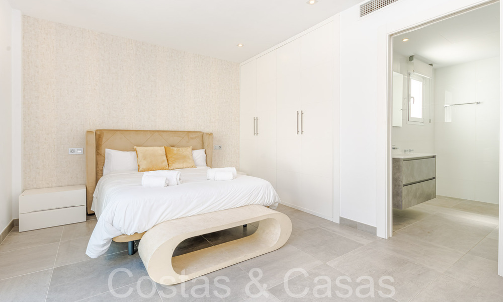 Lista para entrar a vivir, moderna villa de lujo en venta rodeada de campos de golf en Nueva Andalucía, Marbella 65526