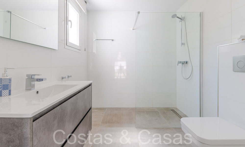 Lista para entrar a vivir, moderna villa de lujo en venta rodeada de campos de golf en Nueva Andalucía, Marbella 65527