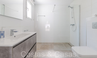 Lista para entrar a vivir, moderna villa de lujo en venta rodeada de campos de golf en Nueva Andalucía, Marbella 65527 