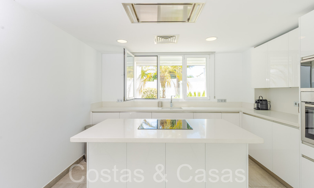 Lista para entrar a vivir, moderna villa de lujo en venta rodeada de campos de golf en Nueva Andalucía, Marbella 65529