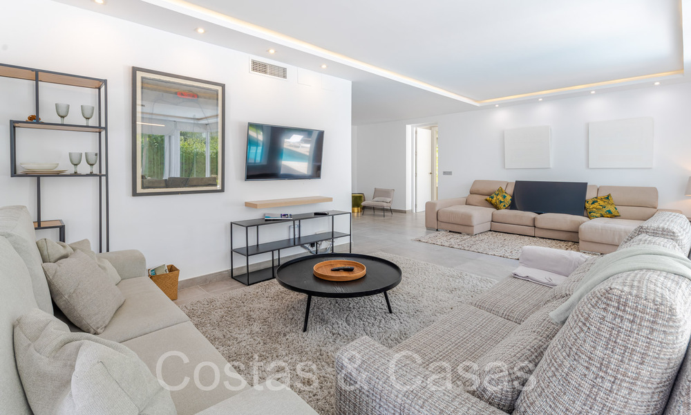 Lista para entrar a vivir, moderna villa de lujo en venta rodeada de campos de golf en Nueva Andalucía, Marbella 65530