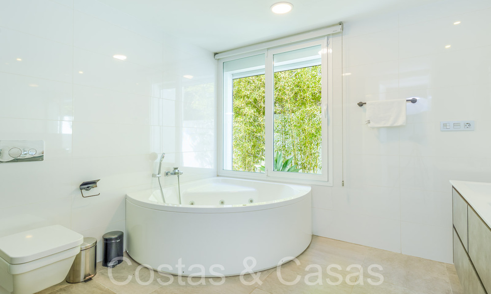 Lista para entrar a vivir, moderna villa de lujo en venta rodeada de campos de golf en Nueva Andalucía, Marbella 65535