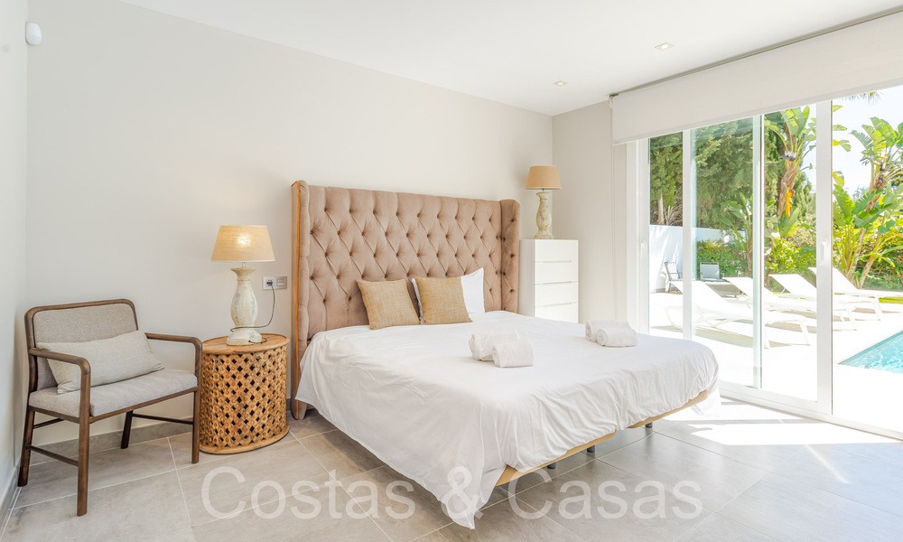 Lista para entrar a vivir, moderna villa de lujo en venta rodeada de campos de golf en Nueva Andalucía, Marbella 65536