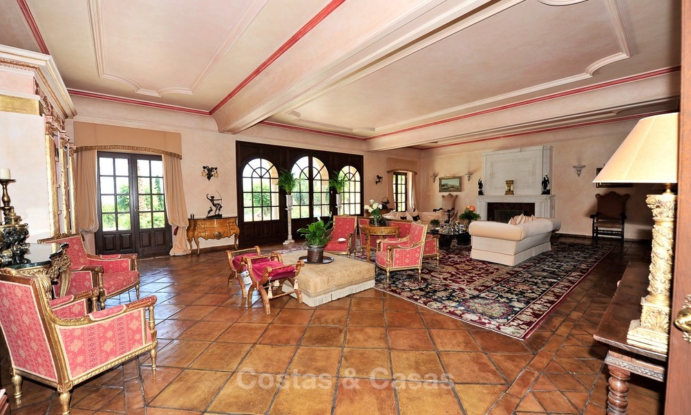 Villa – Propiedad en el interior en venta, entre Marbella y Estepona 889
