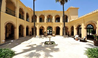 Villa – Propiedad en el interior en venta, entre Marbella y Estepona 898 