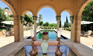 Villa – Propiedad en el interior en venta, entre Marbella y Estepona 918 