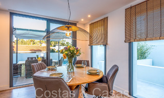 Lista para entrar a vivir, villa moderna de calidad en venta cerca de los campos de golf en Nueva Andalucía, Marbella 65230 