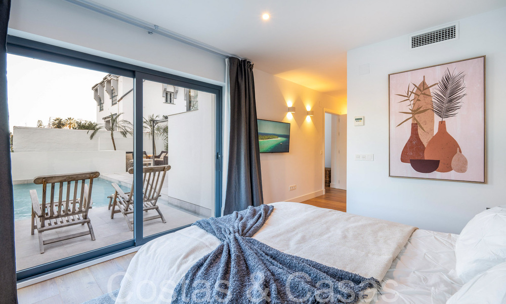 Lista para entrar a vivir, villa moderna de calidad en venta cerca de los campos de golf en Nueva Andalucía, Marbella 65232