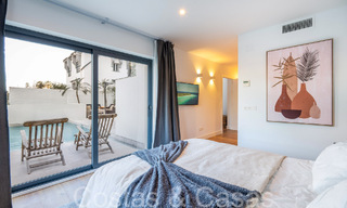 Lista para entrar a vivir, villa moderna de calidad en venta cerca de los campos de golf en Nueva Andalucía, Marbella 65232 
