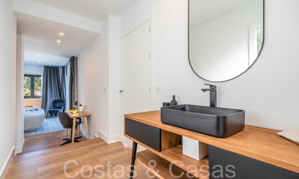 Lista para entrar a vivir, villa moderna de calidad en venta cerca de los campos de golf en Nueva Andalucía, Marbella 65236