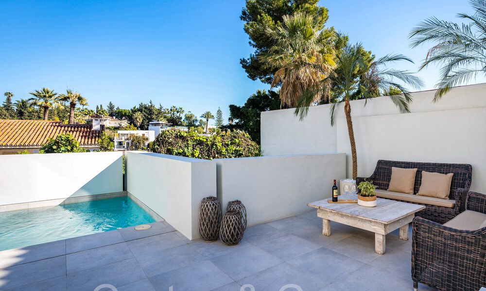 Lista para entrar a vivir, villa moderna de calidad en venta cerca de los campos de golf en Nueva Andalucía, Marbella 65237