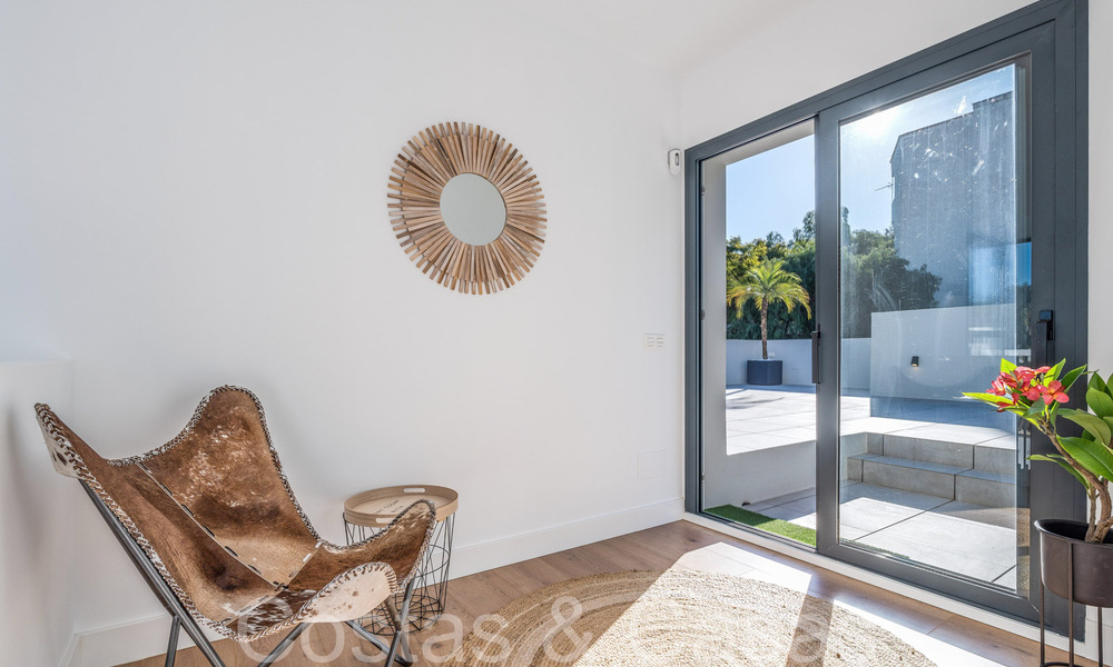 Lista para entrar a vivir, villa moderna de calidad en venta cerca de los campos de golf en Nueva Andalucía, Marbella 65238