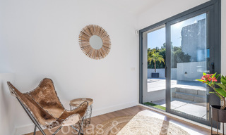 Lista para entrar a vivir, villa moderna de calidad en venta cerca de los campos de golf en Nueva Andalucía, Marbella 65238 