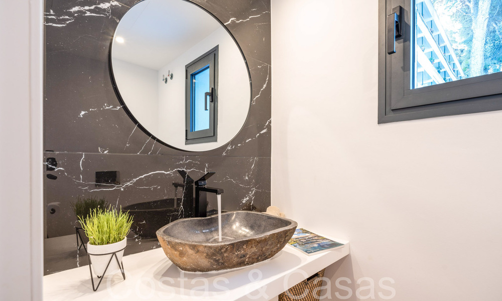 Lista para entrar a vivir, villa moderna de calidad en venta cerca de los campos de golf en Nueva Andalucía, Marbella 65240