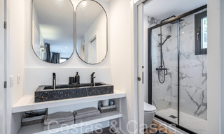 Lista para entrar a vivir, villa moderna de calidad en venta cerca de los campos de golf en Nueva Andalucía, Marbella 65244 