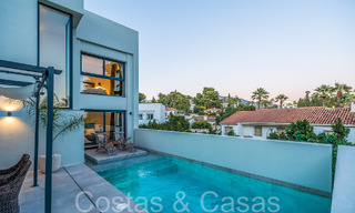 Lista para entrar a vivir, villa moderna de calidad en venta cerca de los campos de golf en Nueva Andalucía, Marbella 65245 