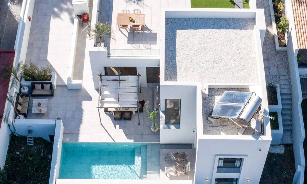 Lista para entrar a vivir, villa moderna de calidad en venta cerca de los campos de golf en Nueva Andalucía, Marbella 65246