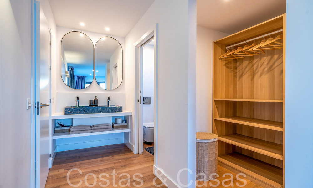 Lista para entrar a vivir, villa moderna de calidad en venta cerca de los campos de golf en Nueva Andalucía, Marbella 65249