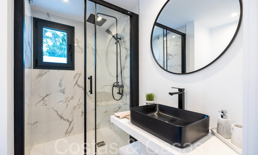 Lista para entrar a vivir, villa moderna de calidad en venta cerca de los campos de golf en Nueva Andalucía, Marbella 65250