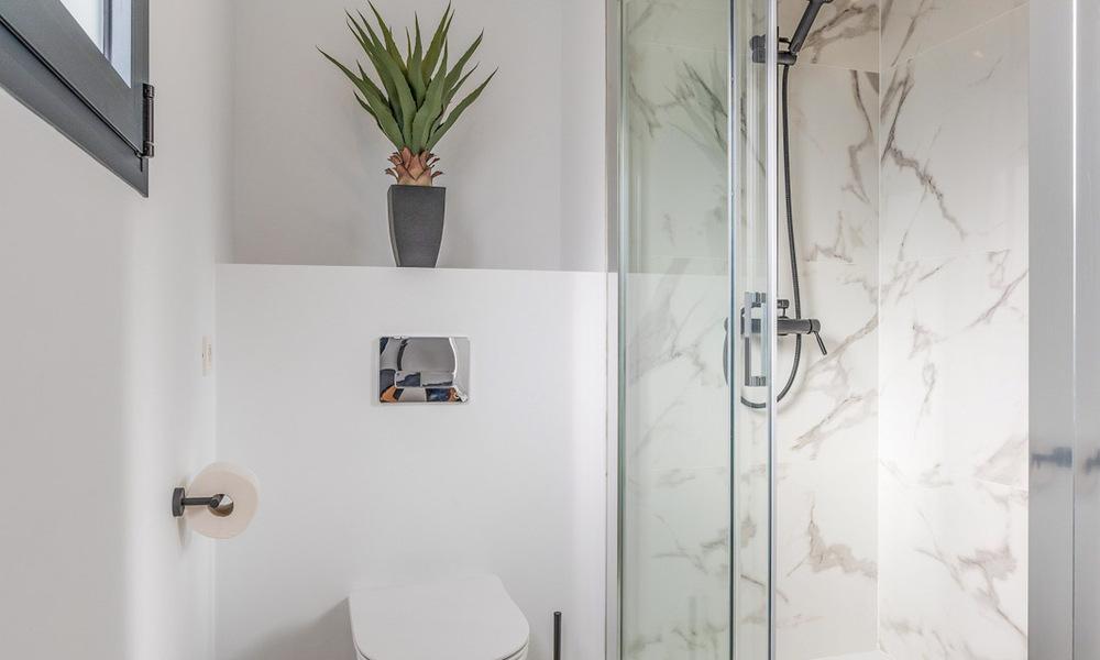 Lista para entrar a vivir, villa moderna de calidad en venta cerca de los campos de golf en Nueva Andalucía, Marbella 65251