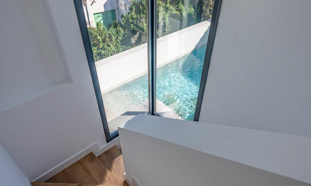 Lista para entrar a vivir, villa moderna de calidad en venta cerca de los campos de golf en Nueva Andalucía, Marbella 65252