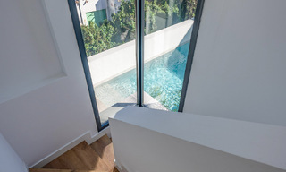 Lista para entrar a vivir, villa moderna de calidad en venta cerca de los campos de golf en Nueva Andalucía, Marbella 65252 