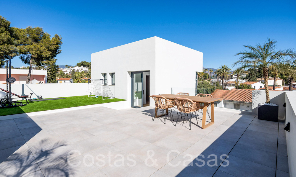 Lista para entrar a vivir, villa moderna de calidad en venta cerca de los campos de golf en Nueva Andalucía, Marbella 65253