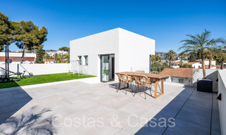 Lista para entrar a vivir, villa moderna de calidad en venta cerca de los campos de golf en Nueva Andalucía, Marbella 65253 