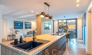 Lista para entrar a vivir, villa moderna de calidad en venta cerca de los campos de golf en Nueva Andalucía, Marbella 65254 