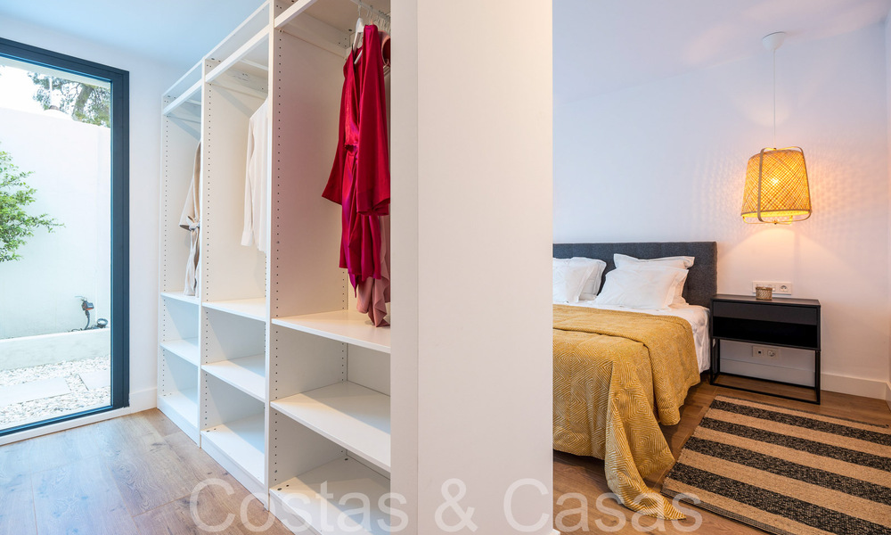 Lista para entrar a vivir, villa moderna de calidad en venta cerca de los campos de golf en Nueva Andalucía, Marbella 65255