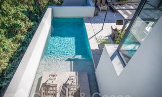 Lista para entrar a vivir, villa moderna de calidad en venta cerca de los campos de golf en Nueva Andalucía, Marbella 65256 