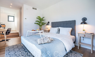 Lista para entrar a vivir, villa moderna de calidad en venta cerca de los campos de golf en Nueva Andalucía, Marbella 65257 