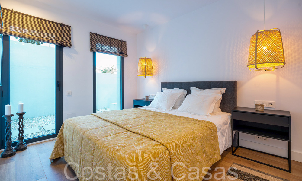 Lista para entrar a vivir, villa moderna de calidad en venta cerca de los campos de golf en Nueva Andalucía, Marbella 65259