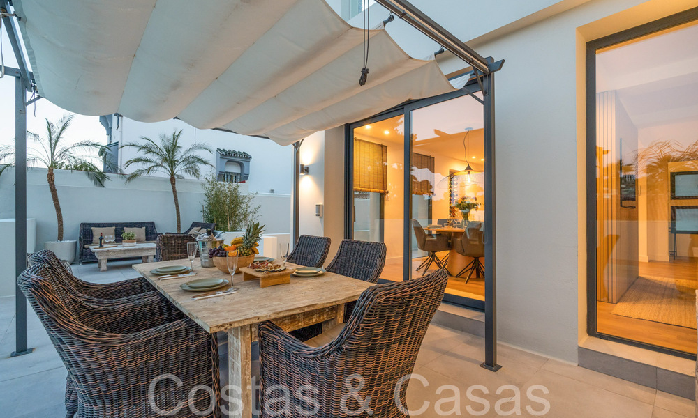 Lista para entrar a vivir, villa moderna de calidad en venta cerca de los campos de golf en Nueva Andalucía, Marbella 65260