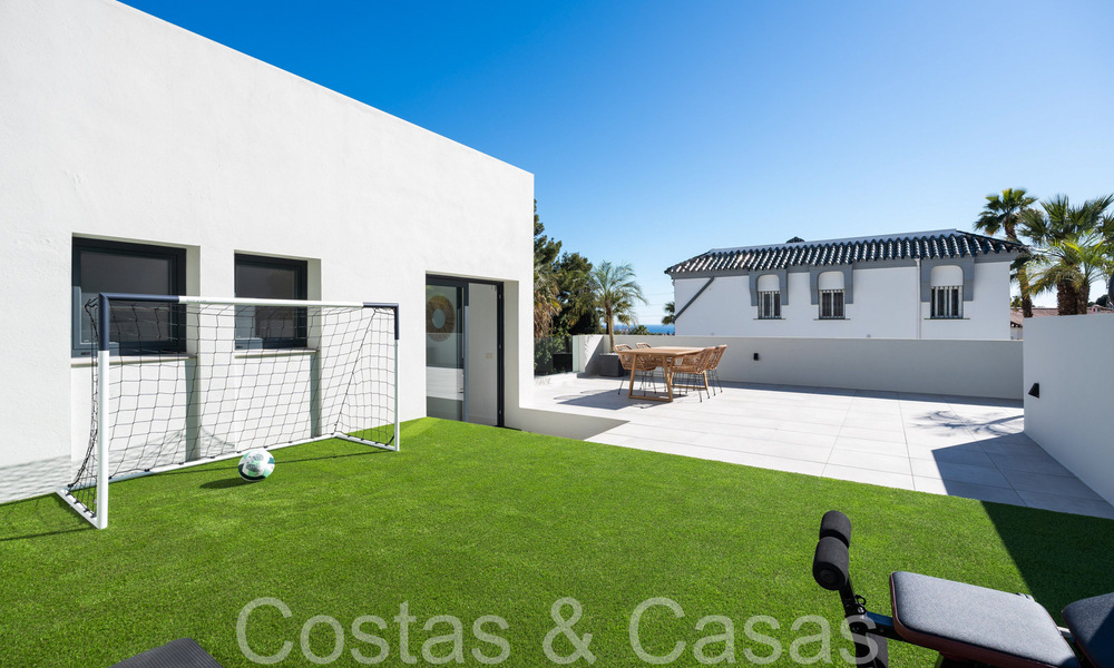Lista para entrar a vivir, villa moderna de calidad en venta cerca de los campos de golf en Nueva Andalucía, Marbella 65262