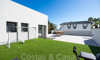 Lista para entrar a vivir, villa moderna de calidad en venta cerca de los campos de golf en Nueva Andalucía, Marbella 65262 