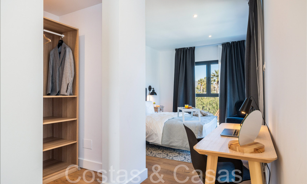 Lista para entrar a vivir, villa moderna de calidad en venta cerca de los campos de golf en Nueva Andalucía, Marbella 65263