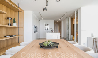 Lujoso apartamento en venta con acogedora terraza, piscina privada y vistas al mar en Nueva Andalucía, Marbella 65184 