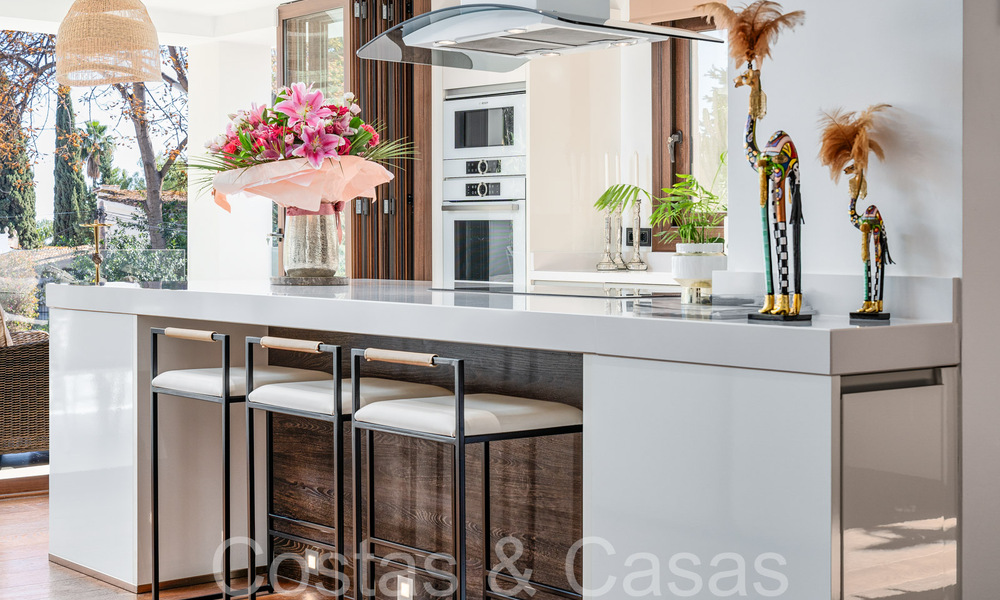 Amplia y contemporánea villa de lujo en venta en una popular zona residencial en Nueva Andalucía, Marbella 65017