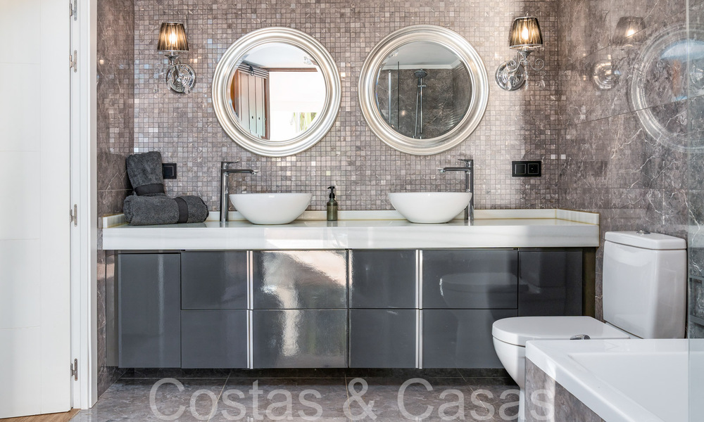 Amplia y contemporánea villa de lujo en venta en una popular zona residencial en Nueva Andalucía, Marbella 65046