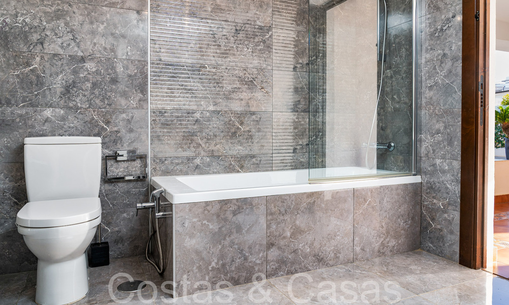 Amplia y contemporánea villa de lujo en venta en una popular zona residencial en Nueva Andalucía, Marbella 65047