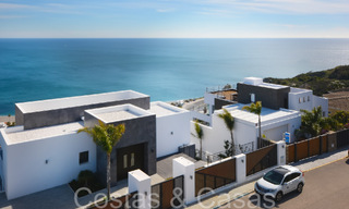 Lujosa villa con estilo arquitectónico moderno e impresionantes vistas al mar en venta en Manilva, Costa del Sol 64986 