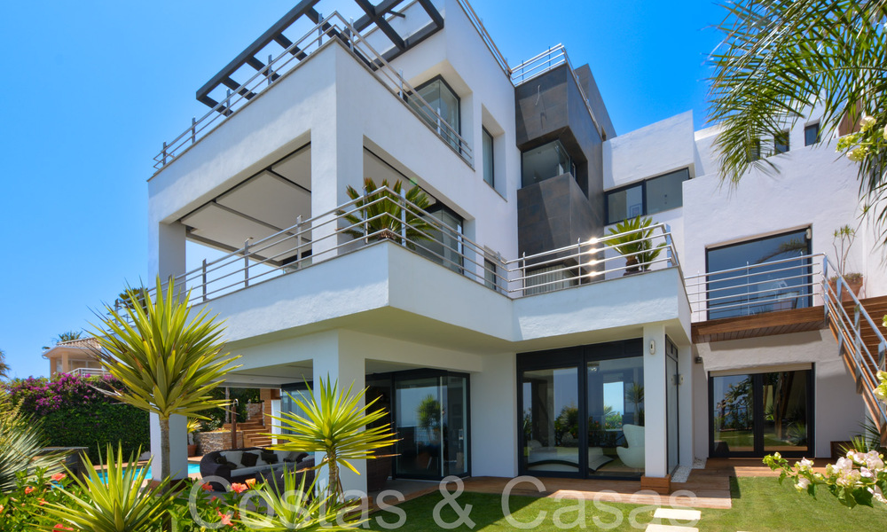 Lujosa villa con estilo arquitectónico moderno e impresionantes vistas al mar en venta en Manilva, Costa del Sol 64987