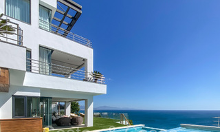 Lujosa villa con estilo arquitectónico moderno e impresionantes vistas al mar en venta en Manilva, Costa del Sol 64990 