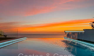 Lujosa villa con estilo arquitectónico moderno e impresionantes vistas al mar en venta en Manilva, Costa del Sol 64993 
