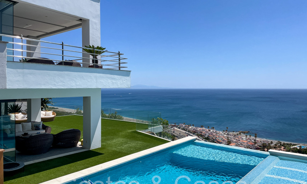 Lujosa villa con estilo arquitectónico moderno e impresionantes vistas al mar en venta en Manilva, Costa del Sol 64994