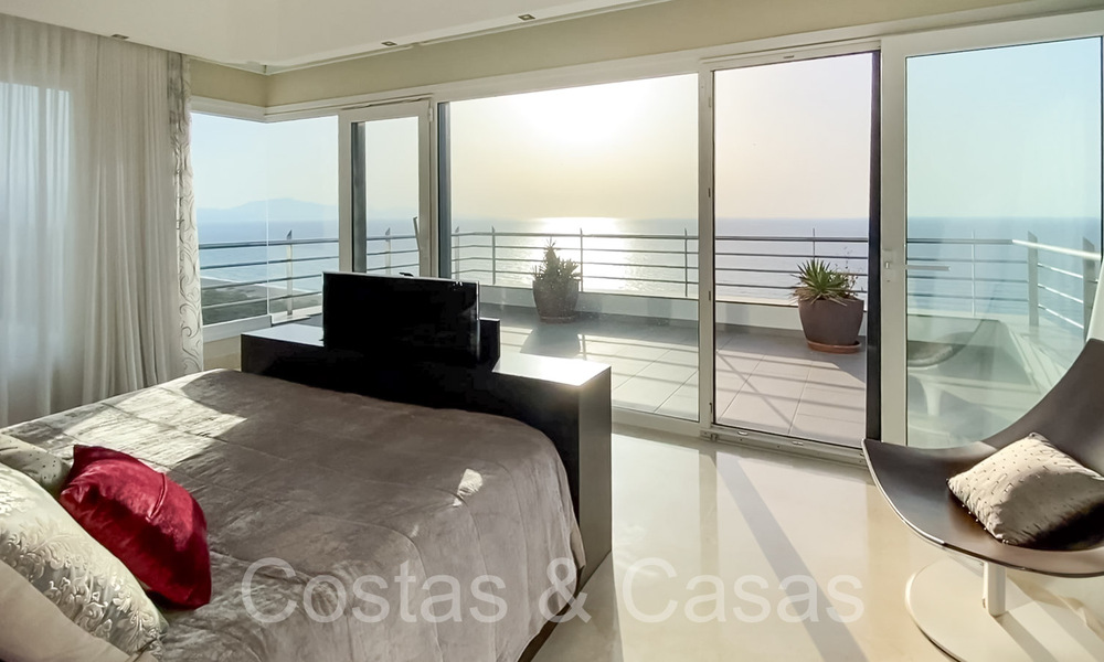 Lujosa villa con estilo arquitectónico moderno e impresionantes vistas al mar en venta en Manilva, Costa del Sol 64999