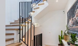 Casa adosada lujosamente renovada en venta con amplia terraza y vistas al campo de golf en La Quinta golf resort, Benahavis - Marbella 64648 