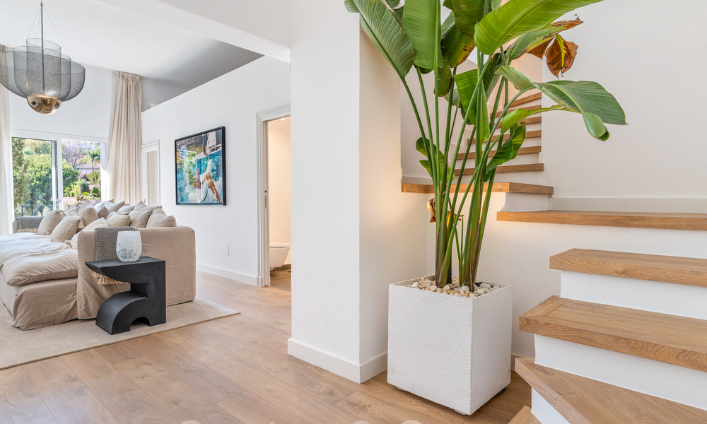 Casa adosada lujosamente renovada en venta con amplia terraza y vistas al campo de golf en La Quinta golf resort, Benahavis - Marbella 64649